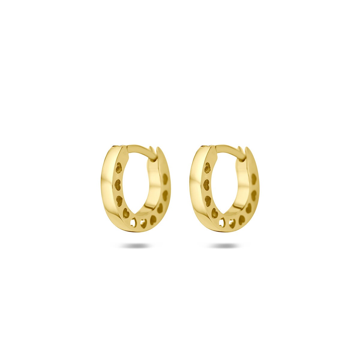 Orecchini alla creola in oro giallo 14k con dettagli a forma di cuore.
