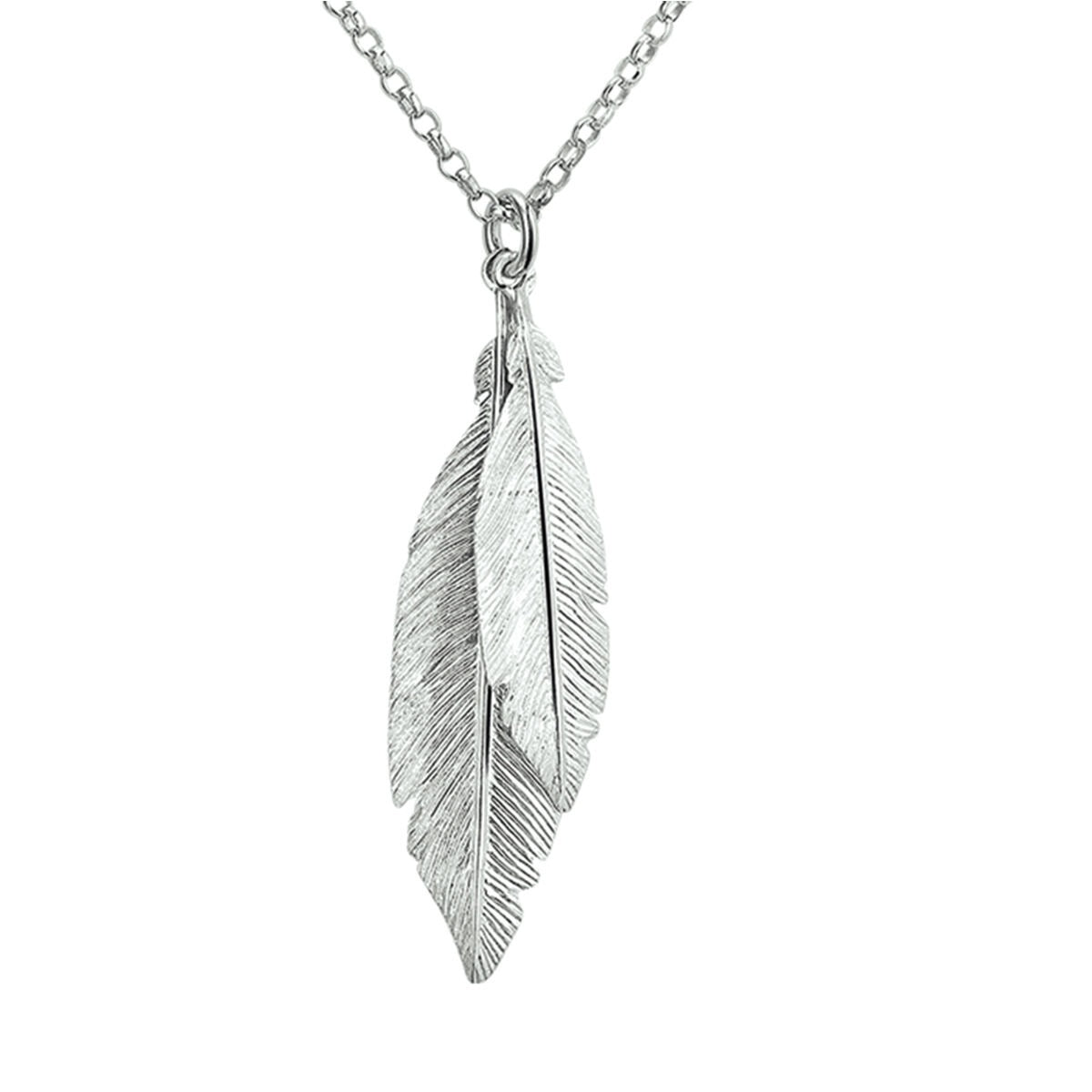 Collana in argento con pendente a forma di piuma, realizzata in argento 925 rodiato.