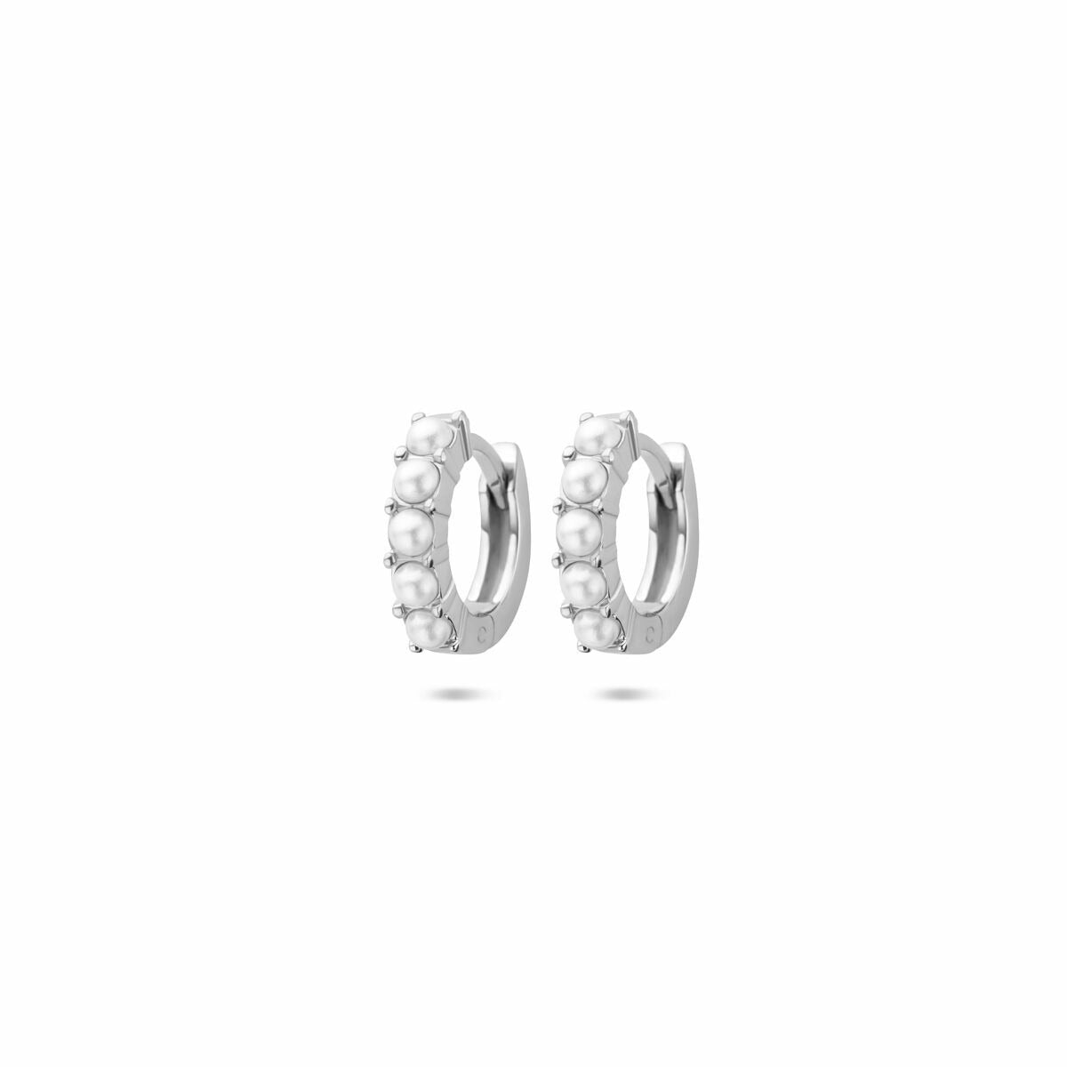 Orecchini alla creola in argento rodiato con perle, diametro di 10,5 mm.