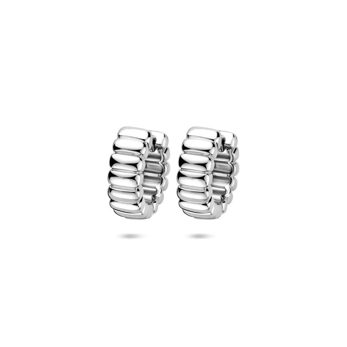 Orecchini alla creola in argento rodiato 925, con forma bombata e dimensioni 14 x 5 mm.
