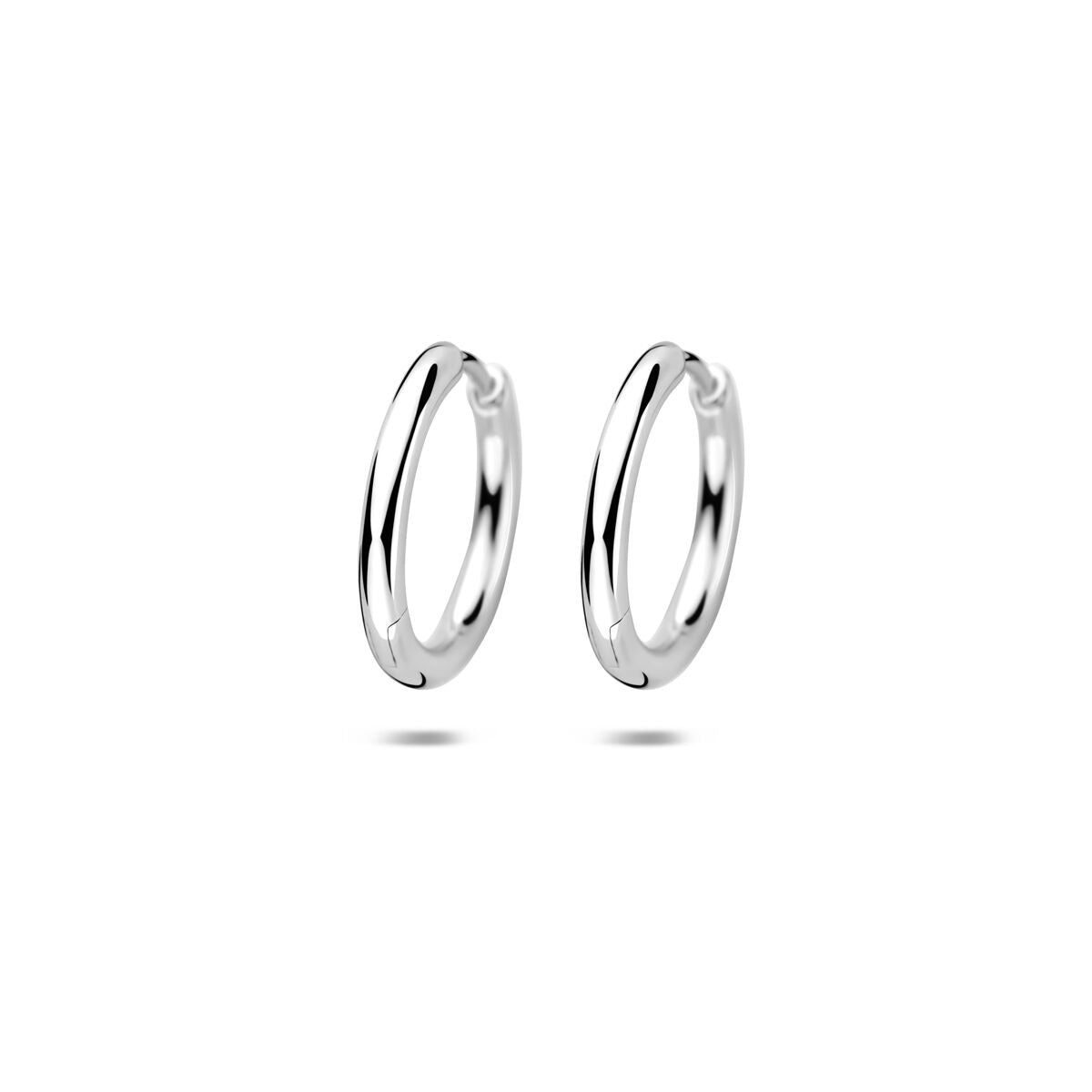 Orecchini alla creola in argento rodiato con spessore del tubo di 2 mm.