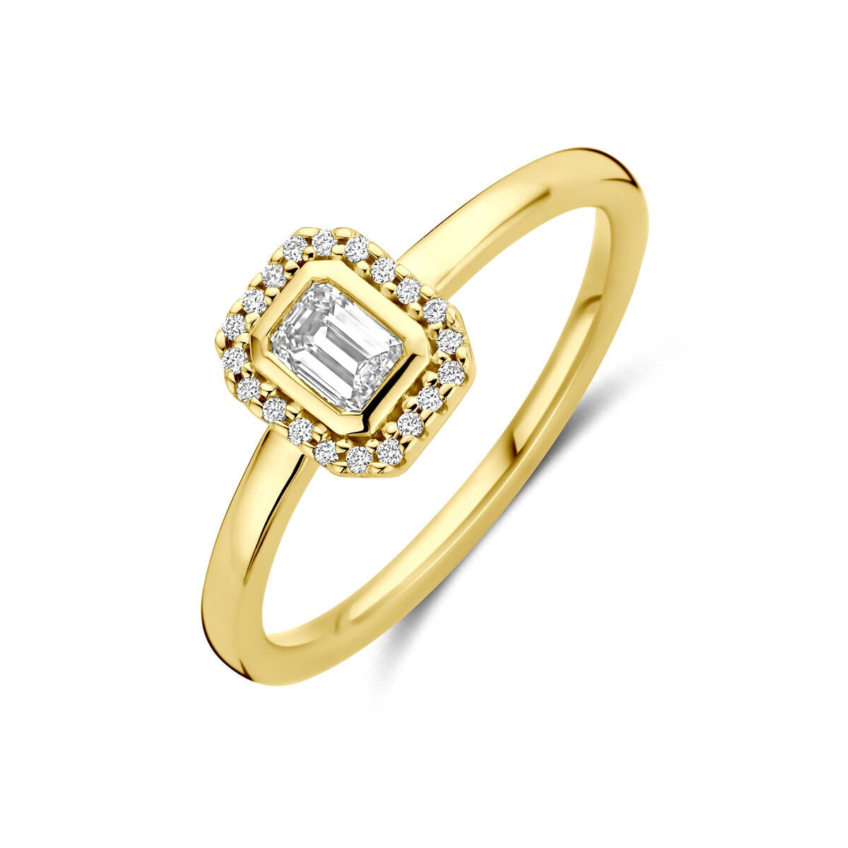 Anello in oro giallo 14k con diamante taglio smeraldo incastonato in una cornice di piccoli diamanti.