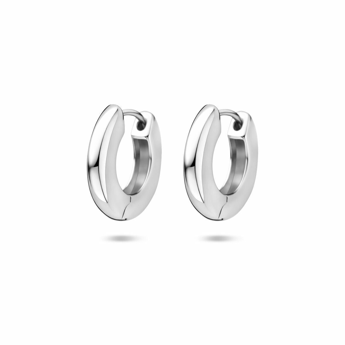 Orecchini alla creola in argento 925 rodiato con chiusura a scatto, forma liscia e lucida.