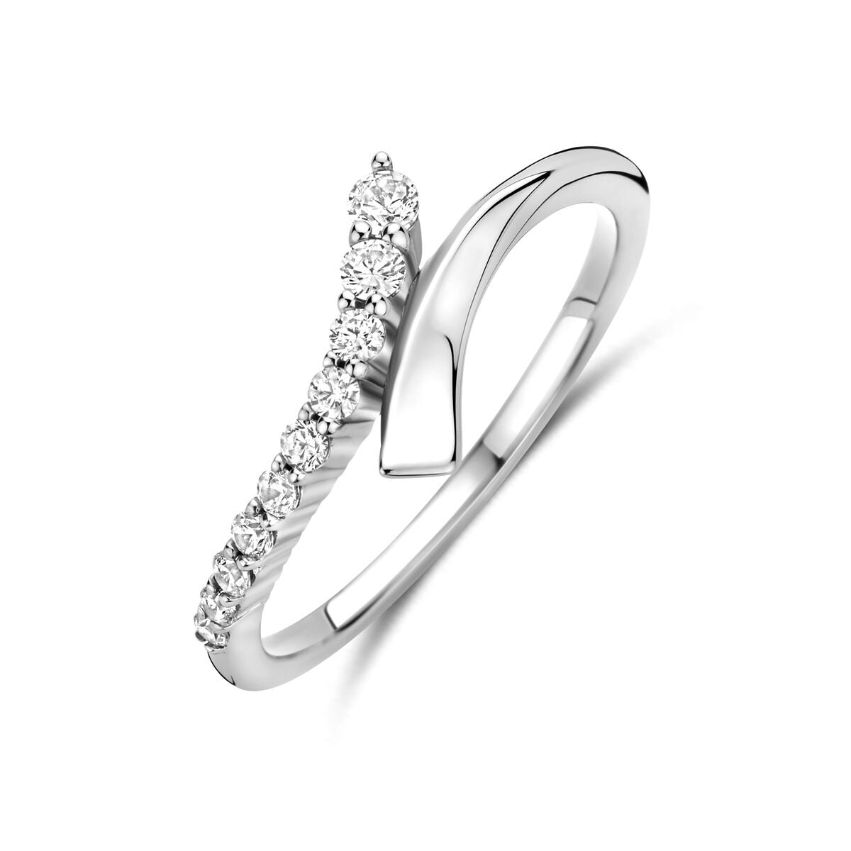 Zilveren ring van gerhodineerd 925 zilver met een golvende vorm en zirkonia-steentjes.