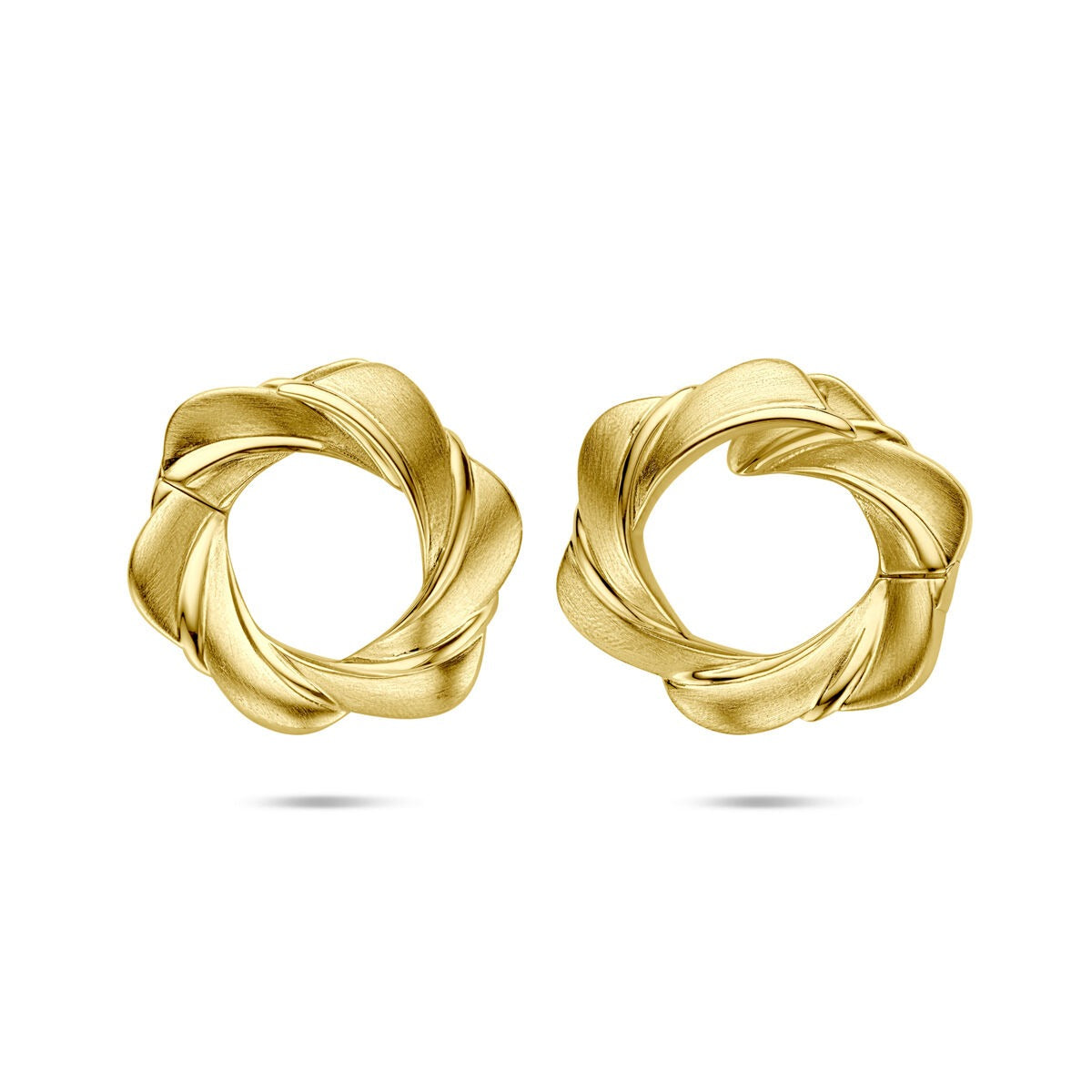 Vergulde zilveren klapoorringen met een golvende, gedraaide vorm en een glanzende afwerking.