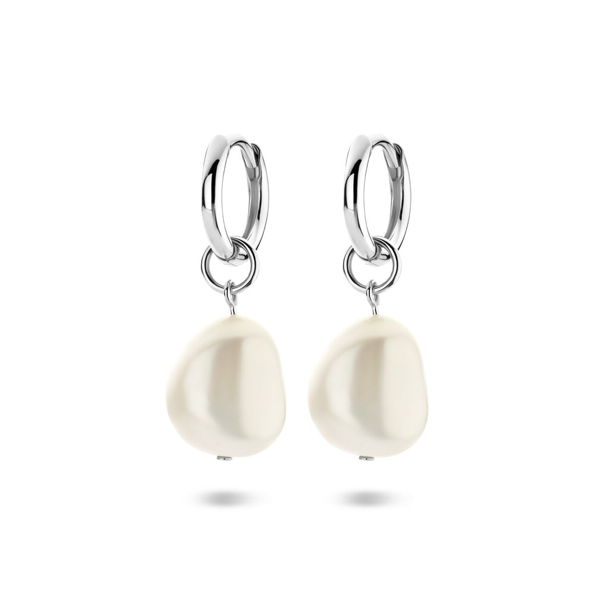 Orecchini alla creola in argento rodiato con perle bianche, design raffinato e moderno.