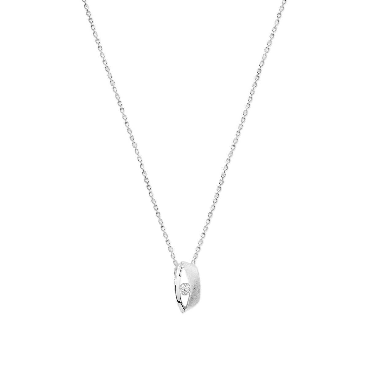 Zilveren ketting met een glanzende solitaire zirkonia in een eenvoudige, moderne setting.