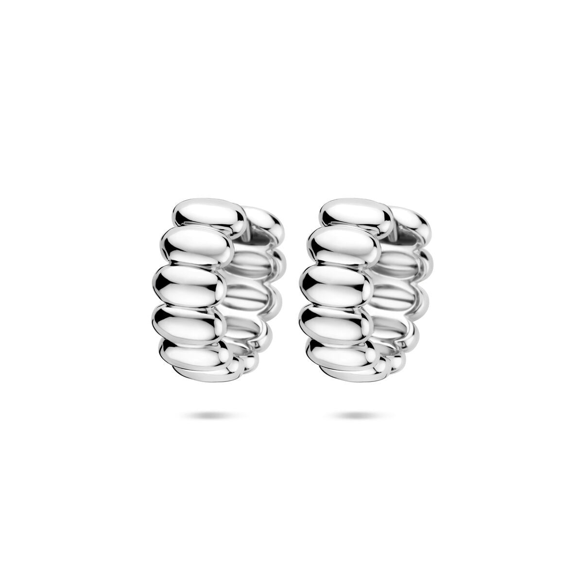 Orecchini argentati con chiusura a molla, forma ondulata, diametro di 15,5 mm.