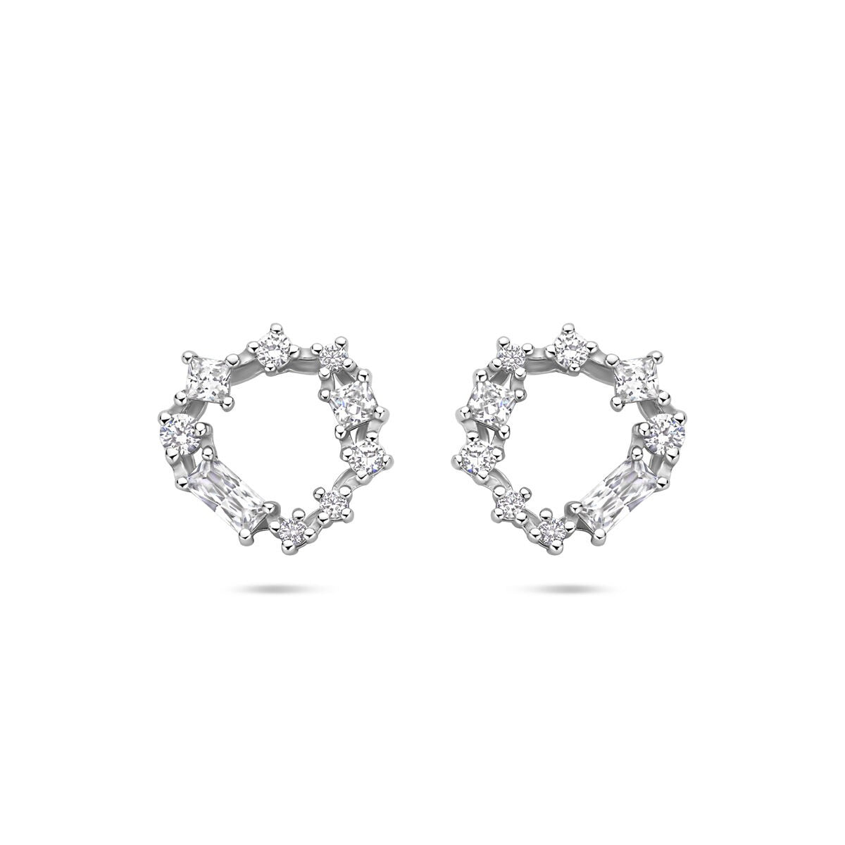 Orecchini in argento rodiato con zirconi tagliati a brillante, forma circolare.
