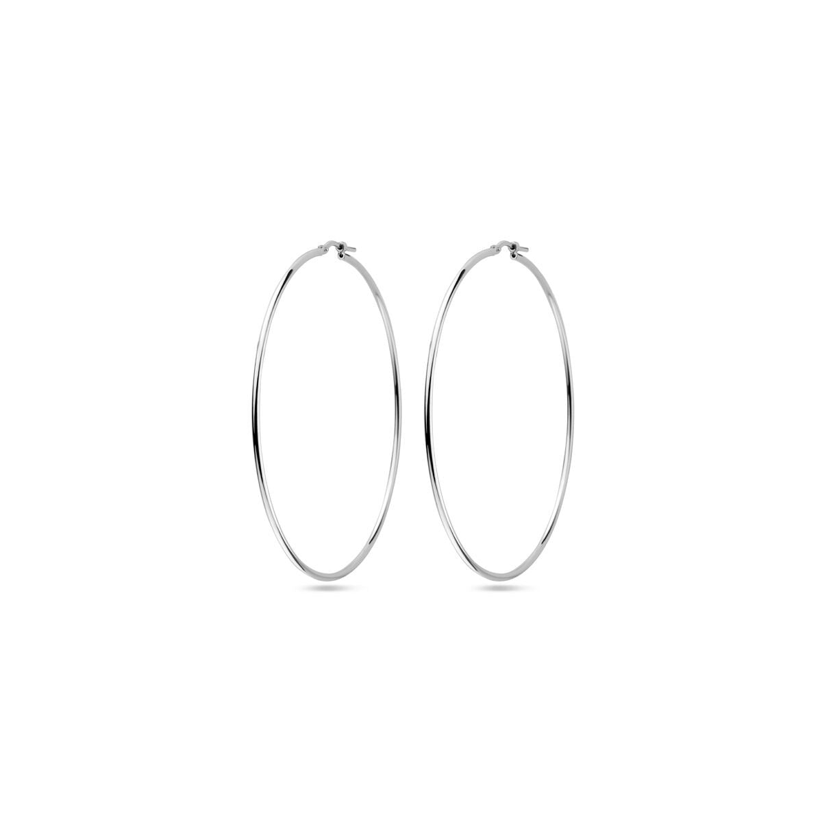 Orecchini alla creola in argento rodiato con chiusura a scatto.