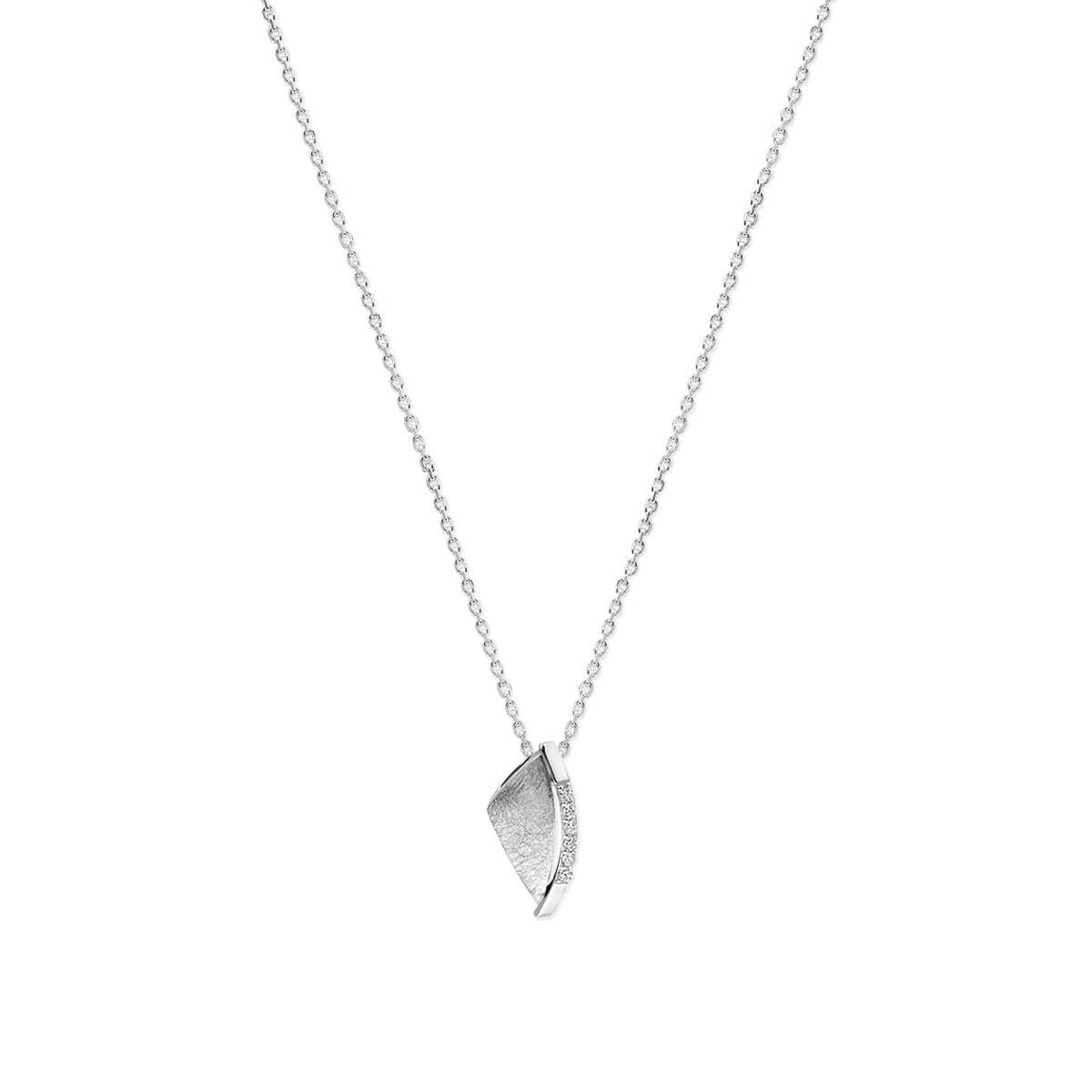 Zilveren ketting met een bladvormige hanger en zirkonia in entourage zetting.