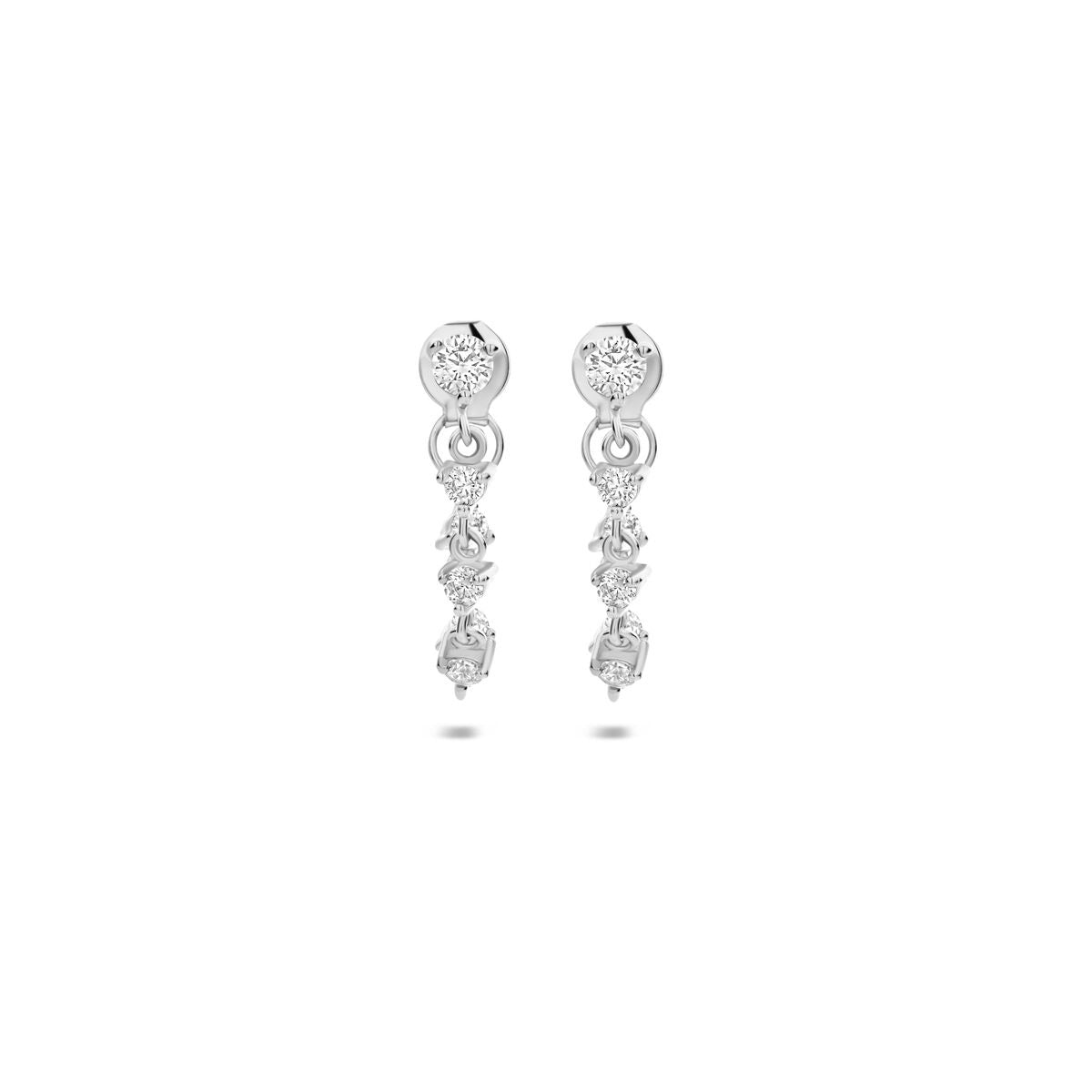 Orecchini in argento rodiato con zirconia, lunghi 40 mm, con incastonatura a chaton brillante.