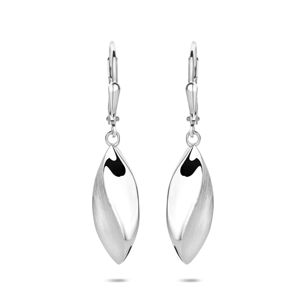 Orecchini ovali in argento rodiato con chiusura a brisura.