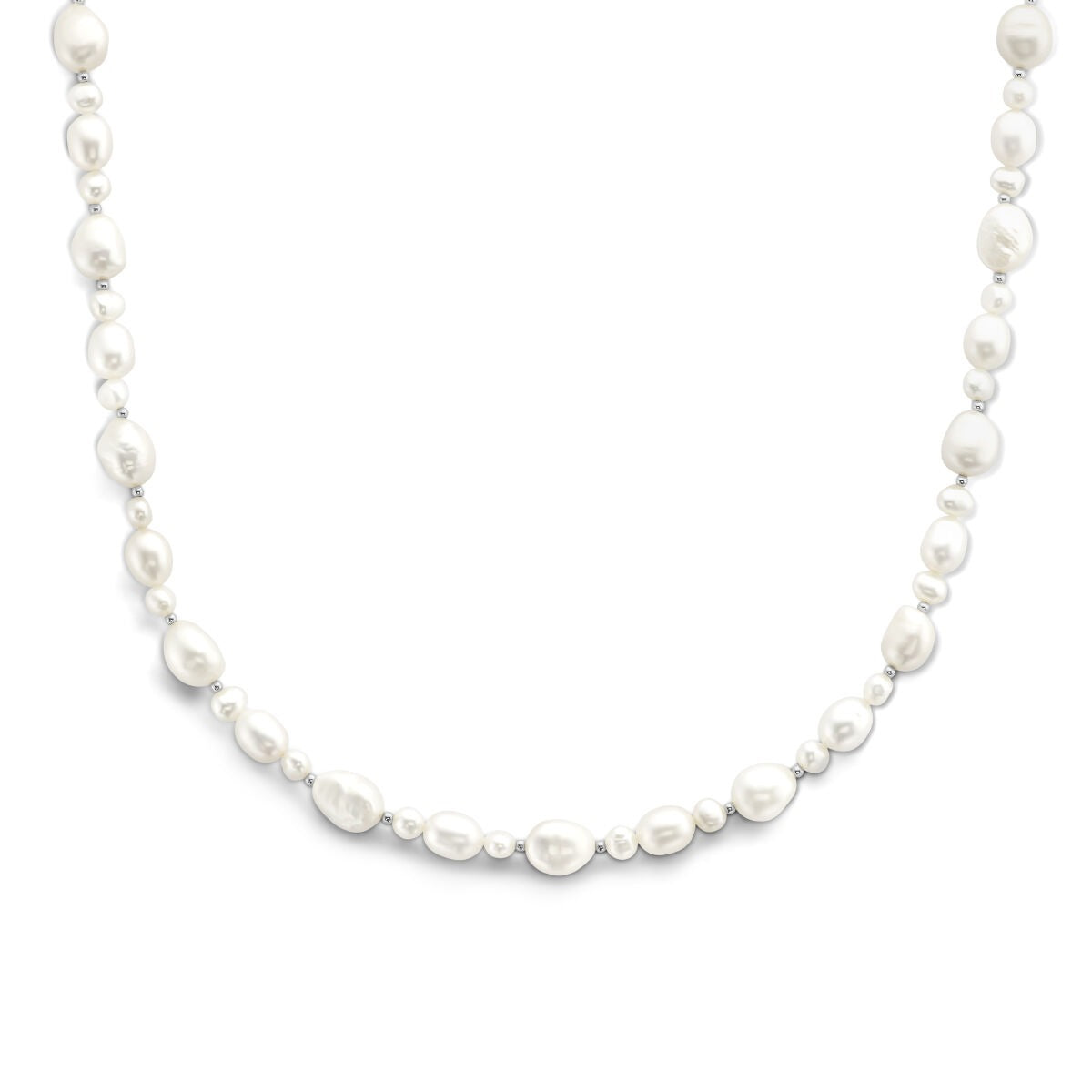 Collana d'argento con perle di acqua dolce e chiusura a moschettone.