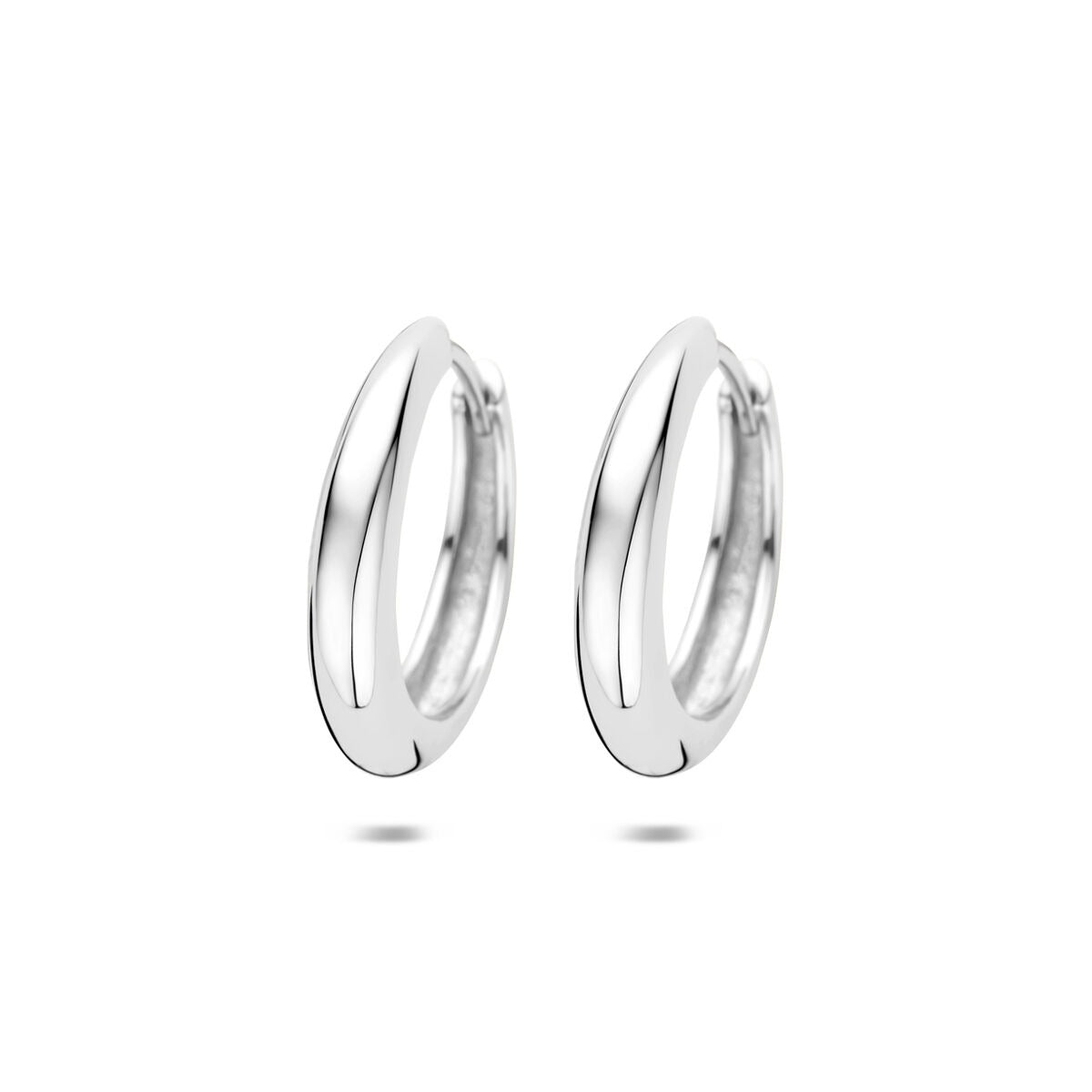 Orecchini alla creola in argento 925 rodiato con design semplice e lucido.