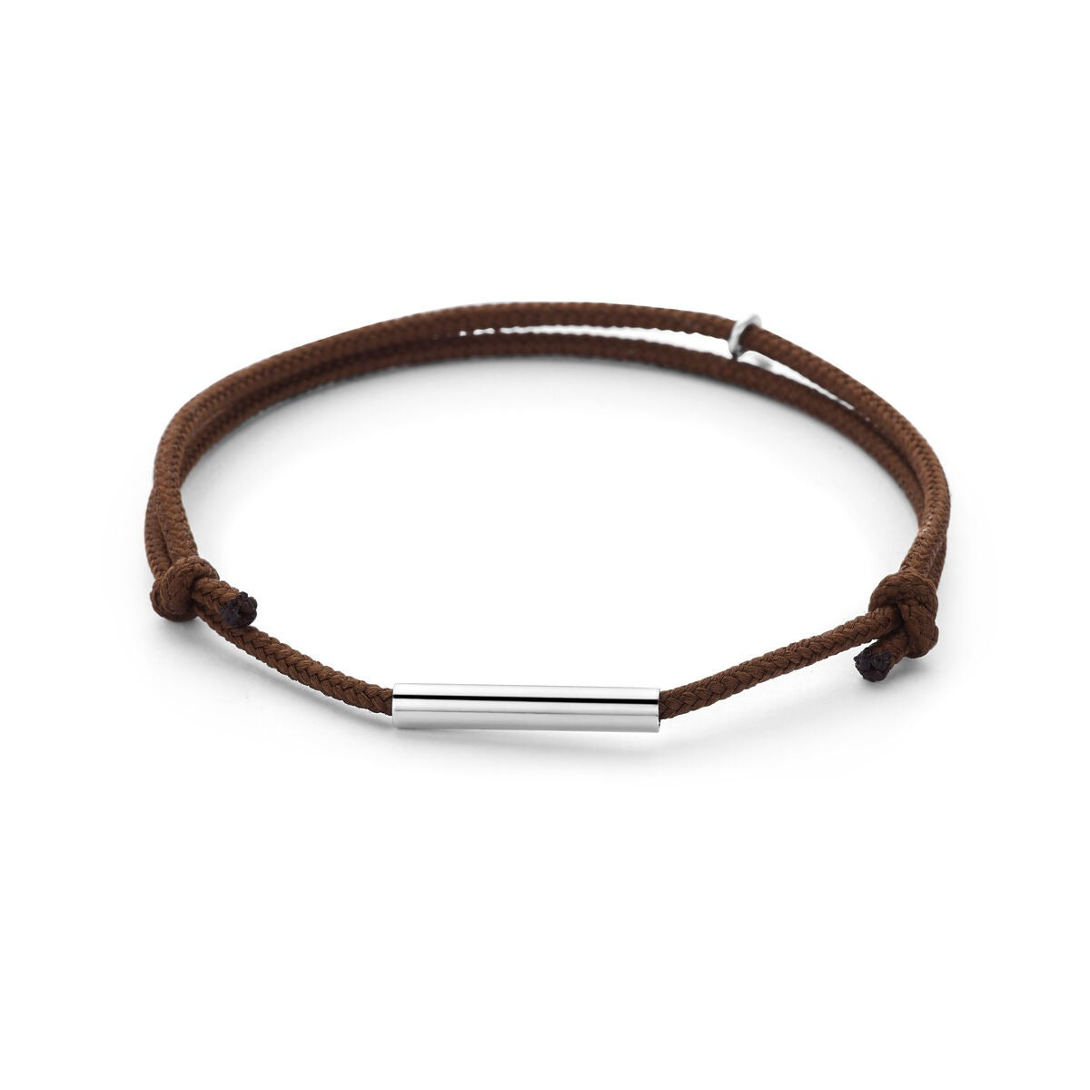 Bruine katoenen armband met een gerhodineerd staafje in het midden en knoopdetails aan beide zijden.