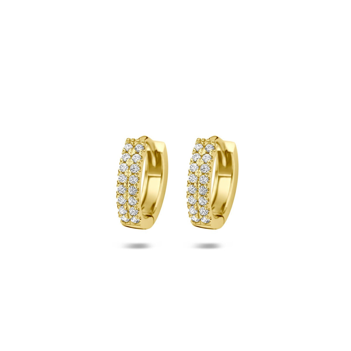 Orecchini alla creola in oro giallo 14k con zirconi, design curvo e brillante.