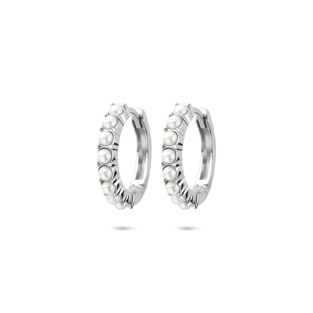 Orecchini alla creola in argento rodiato con perle, dimensioni 15 x 3 mm.