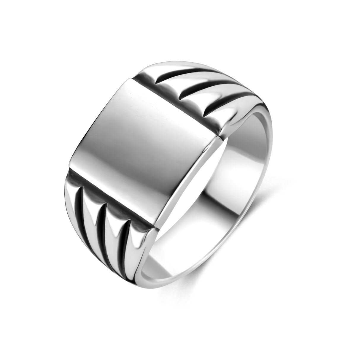 Anello da uomo in argento ossidato con superficie liscia e dettagli incisi ai lati.