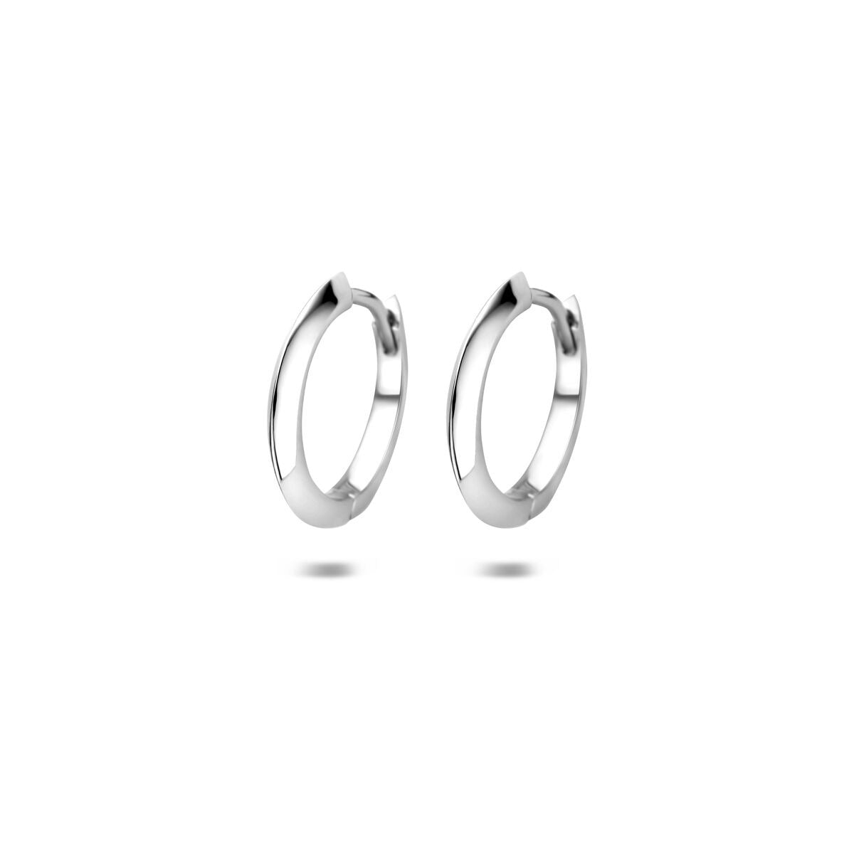 Orecchini alla creola in argento rodiato, diametro 15 mm, finitura lucida.