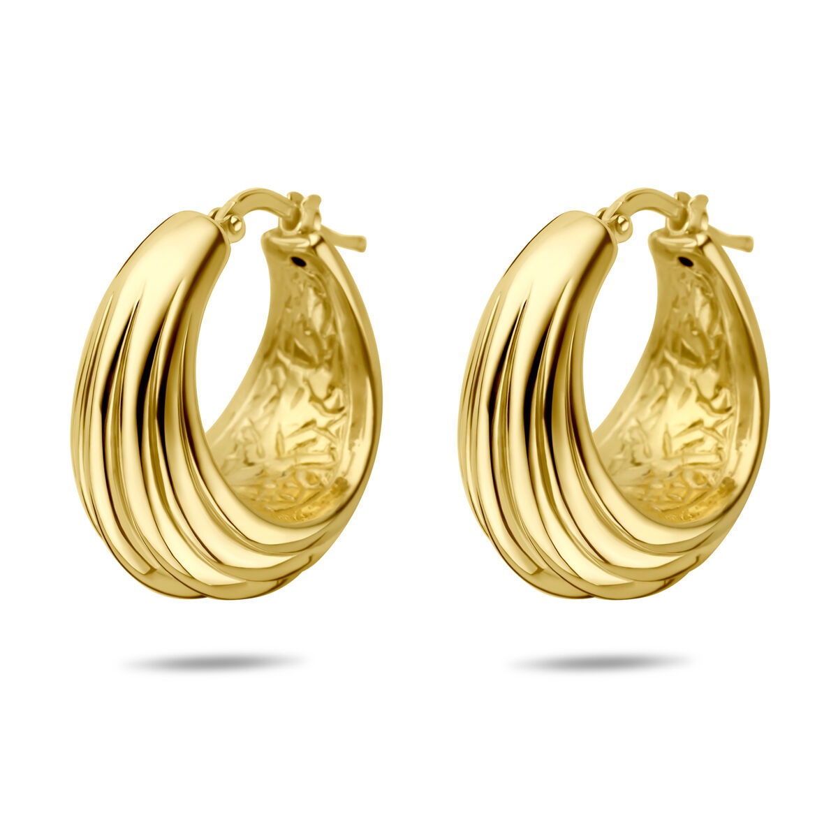 Orecchini in argento 925 placcato oro, forma a cerchio con tre fasce ondulate.