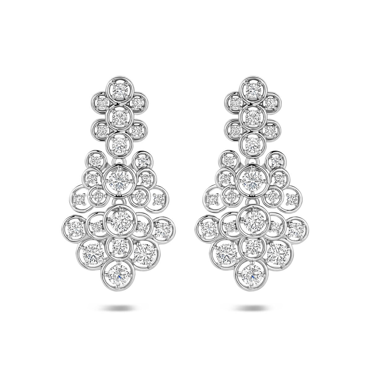 Orecchini in argento 925 con zirconi, design a grappolo con pietre brillanti.