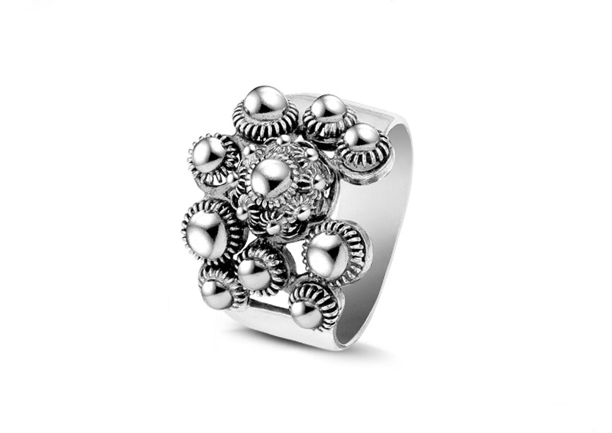 Anello con decorazioni a forma di bottoni, in argento, con finitura lucida.