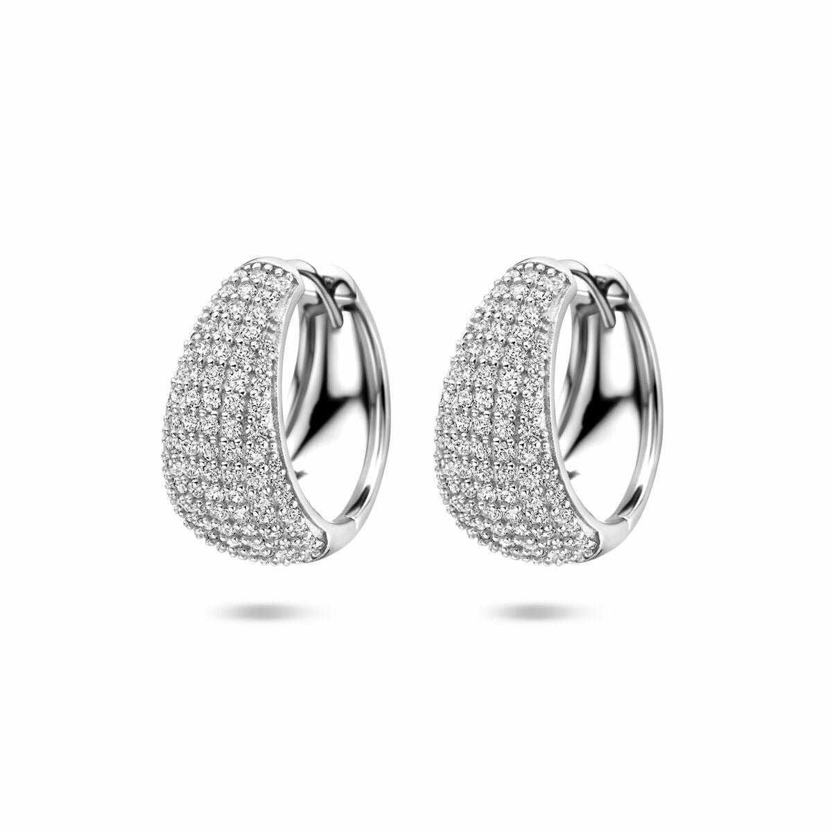 Orecchini in argento rodiato 925 con zirconi, forma curva e misura di 18 mm.