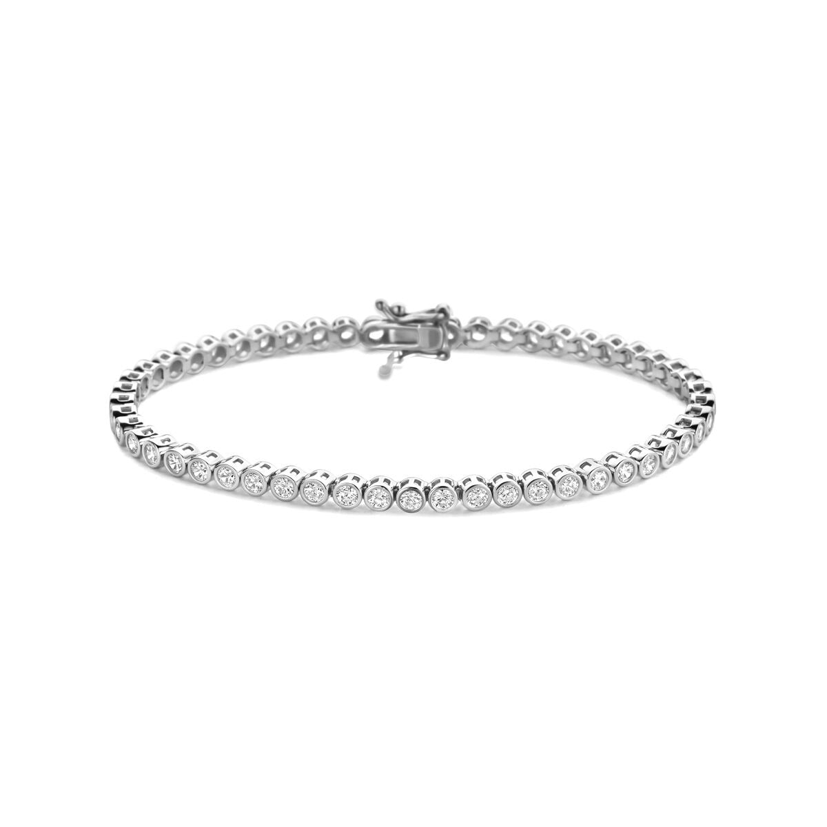 Zilveren tennisarmband van gerhodineerd 925 zilver met zirkonia, 3.4 mm breed en een sluiting.