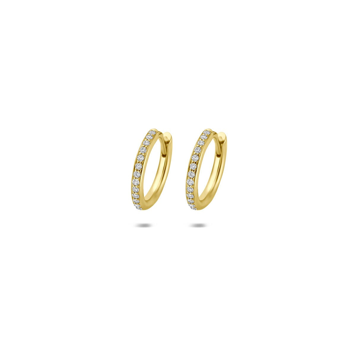Orecchini alla creola in oro giallo 14k con diamanti incastonati.