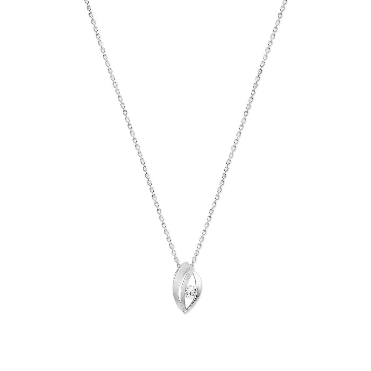 Zilveren ketting met een solitaire zirkonia in een ovale, opengewerkte hanger.