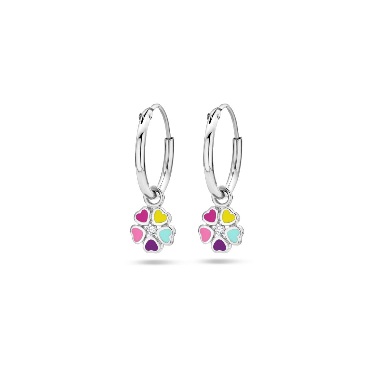 Orecchini argentati con pendente a forma di fiore e zirconi colorati.