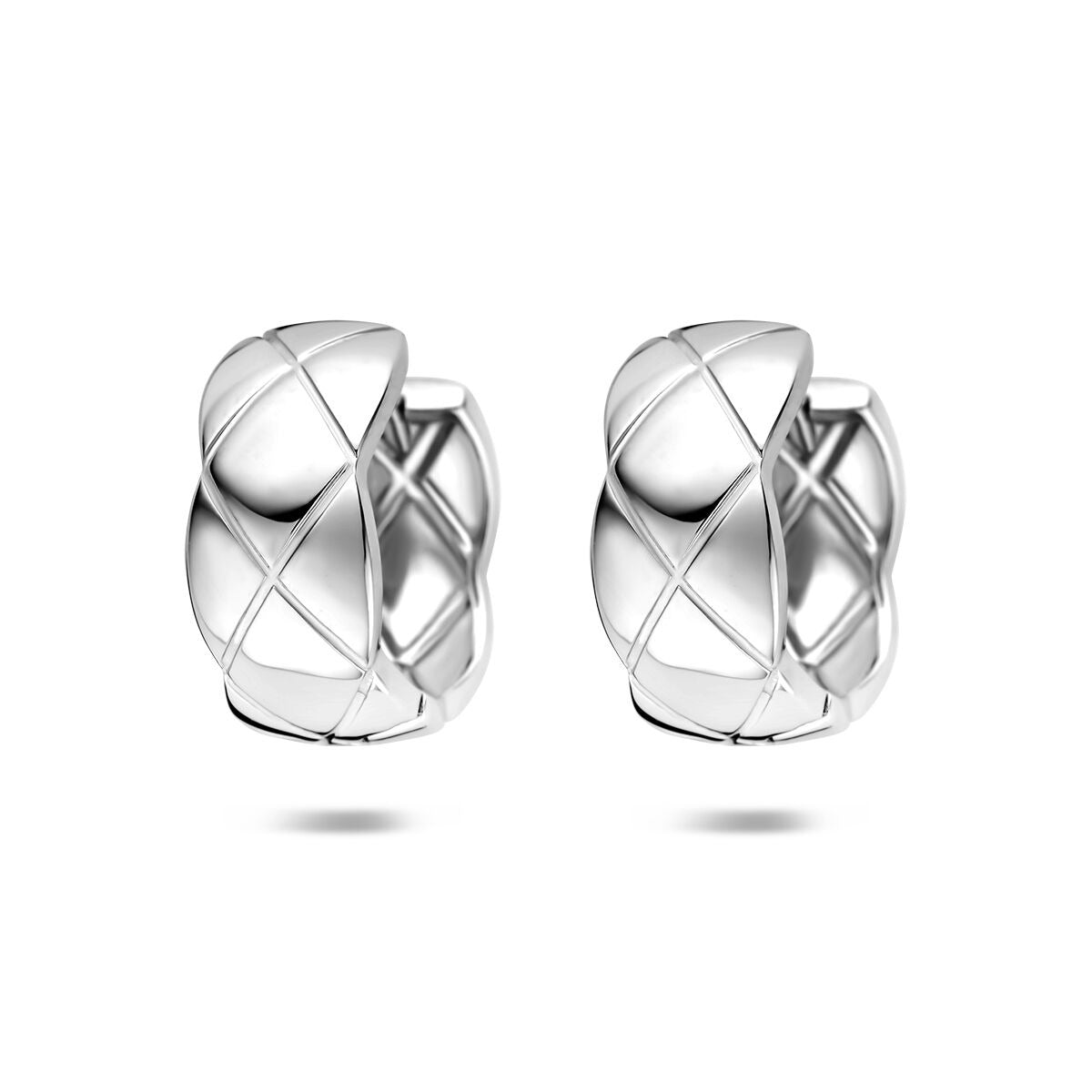 Orecchini alla creola in argento 925 con design intrecciato e finitura lucida.