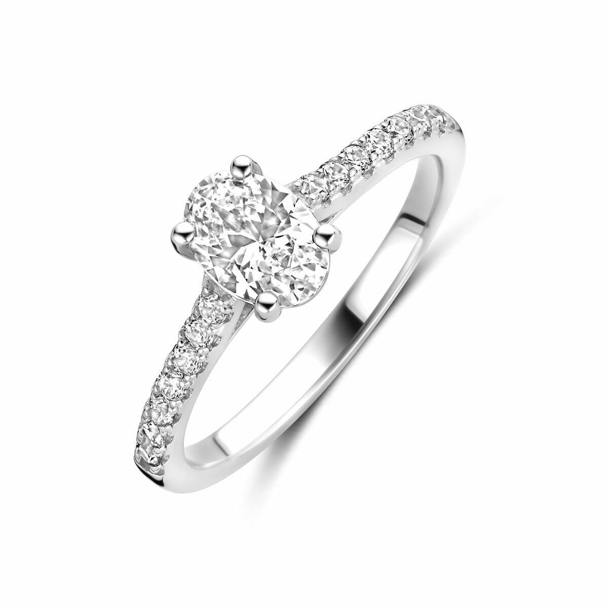 Zilveren damesring van gerhodineerd 925 zilver met ovale zirkonia en kleine steentjes aan de band.