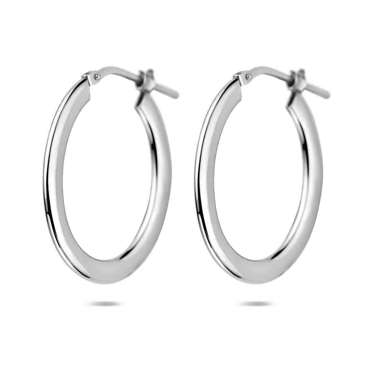 Orecchini alla creola in argento rodiato 925 con chiusura a scatto.