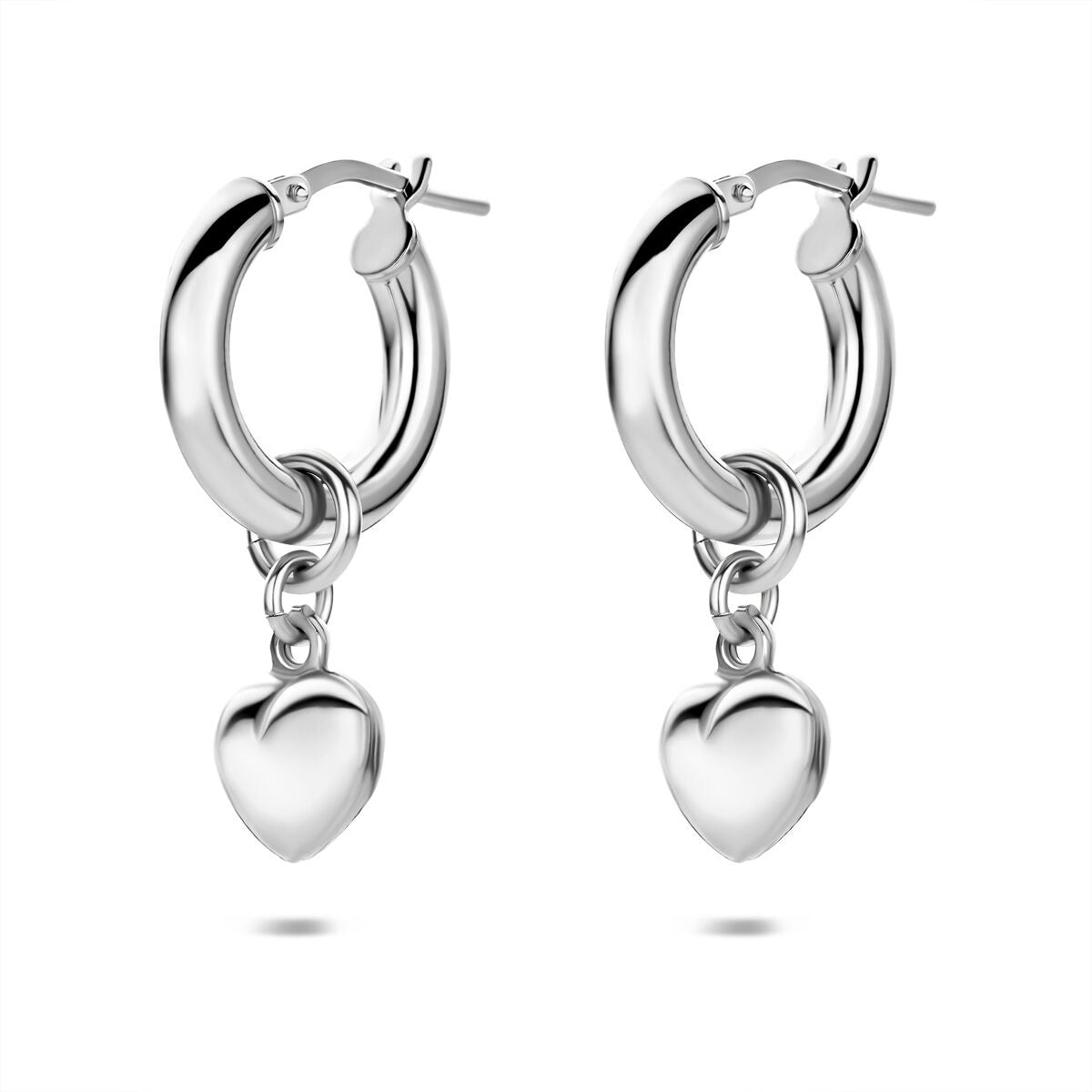 Orecchini alla creola in argento rodiato con pendente a forma di cuore.