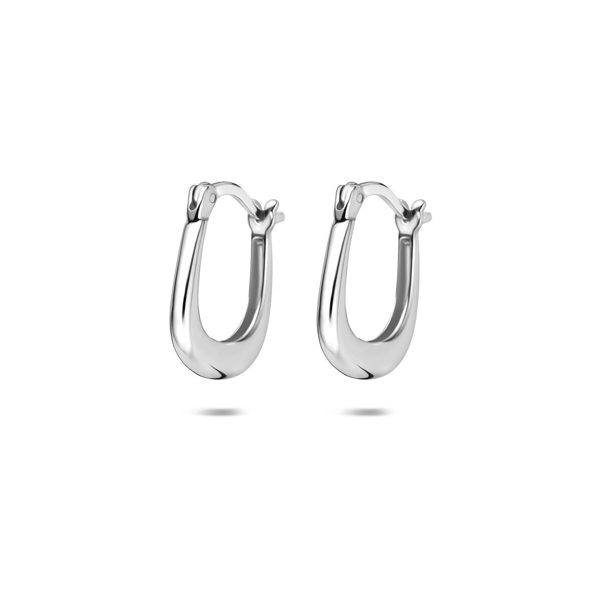 Orecchini in argento 925 rodiato con forma ovale e finitura lucida.