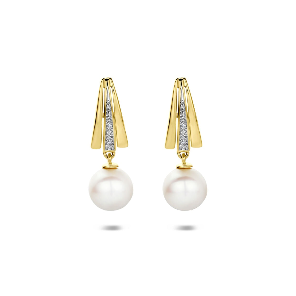 Geelgouden stekeroorringen met een witte parel en een diamantaccent boven de parel.