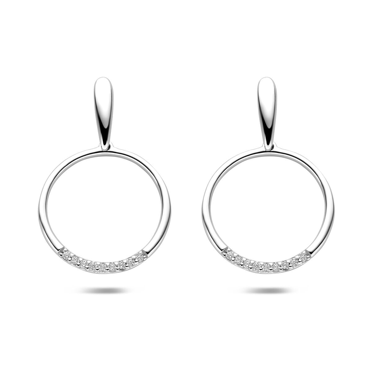 Orecchini argentati con zirconi, forma circolare, diametro di 25 mm.