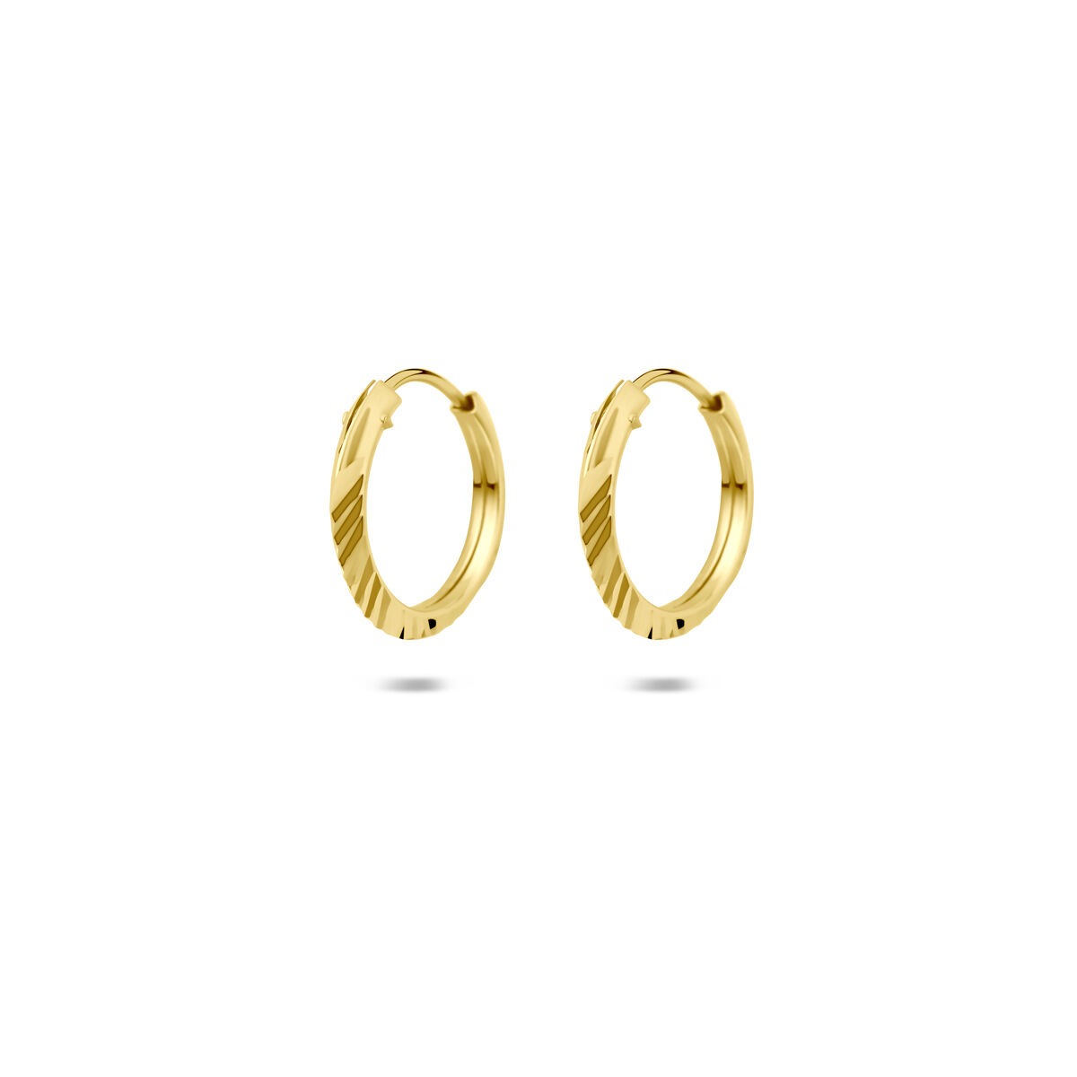 Orecchini alla creola in oro 14k con chiusura a scatto, spessore 1,5 mm.