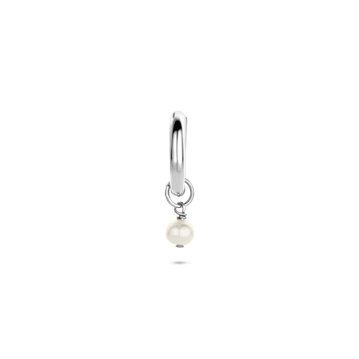 Orecchino in argento rodiato con perla pendente.