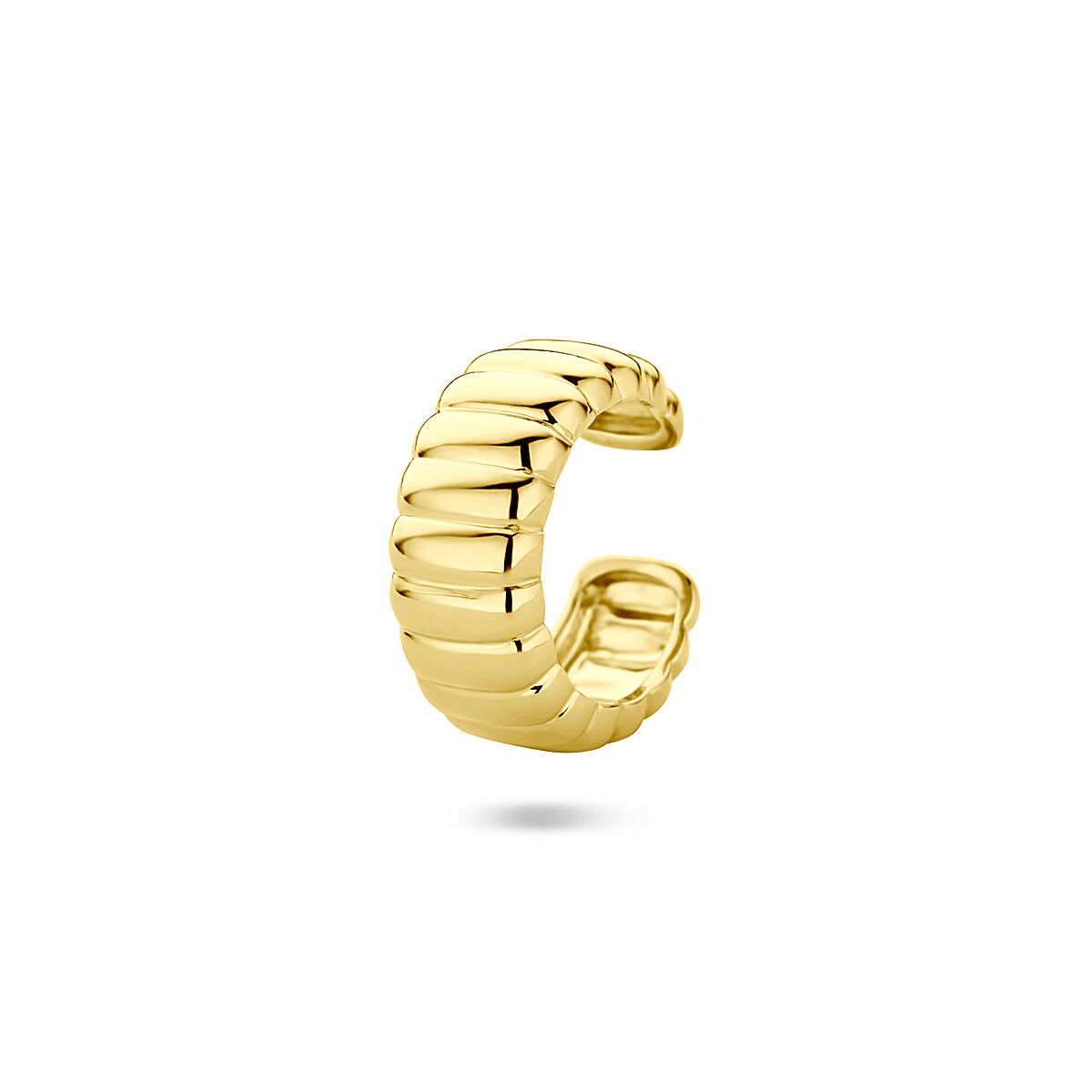 Verguld zilveren earcuff met een golvende, gedetailleerde structuur.