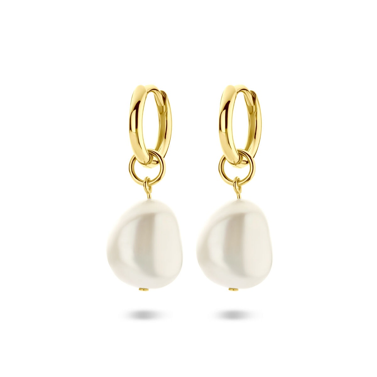 Orecchini alla creola in argento dorato con perle bianche.