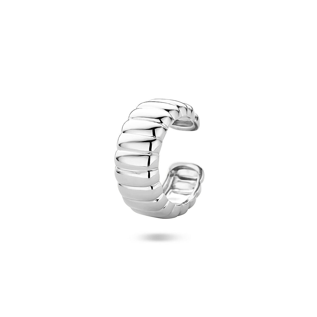 Ear cuff in argento rodiato con design a coste, forma curva e finitura lucida.