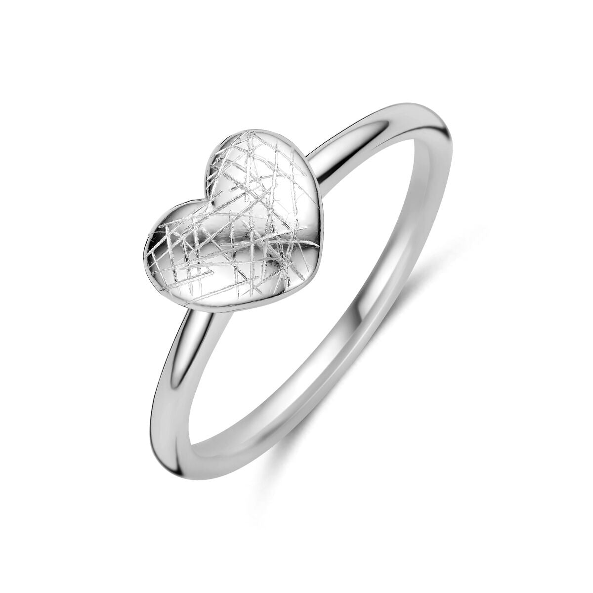 Anello in argento 925 rodiato con cuore decorato da linee incrociate.