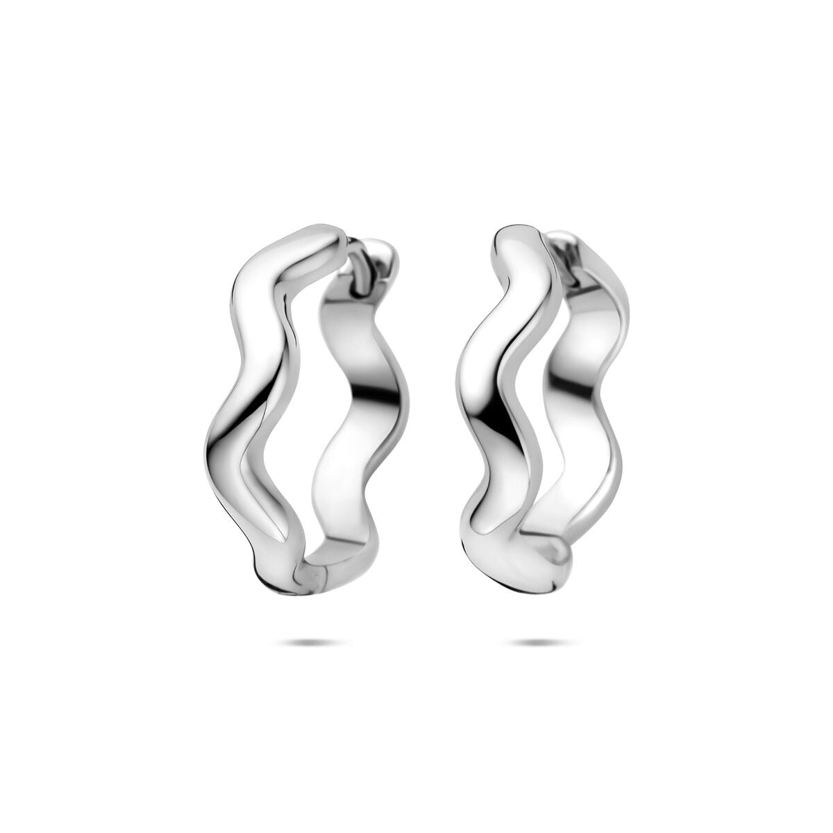 Orecchini alla creola in argento rodiato, di forma ondulata, diametro 20 mm.