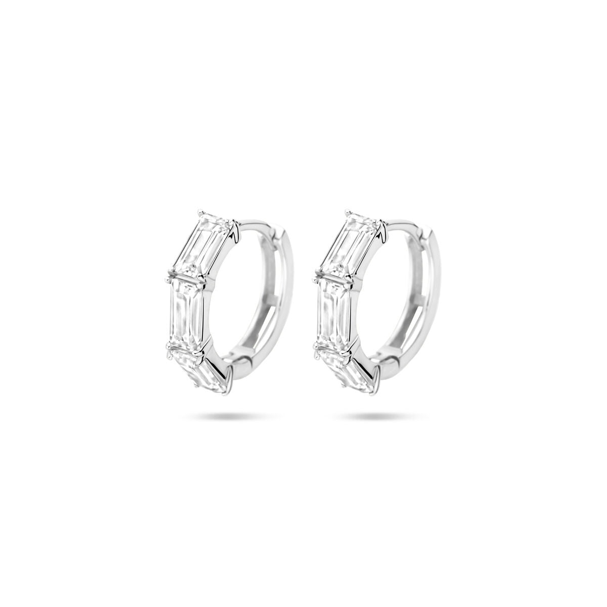 Orecchini alla creola in argento rodiato 925 con zircone baguette, diametro 15,5 mm.