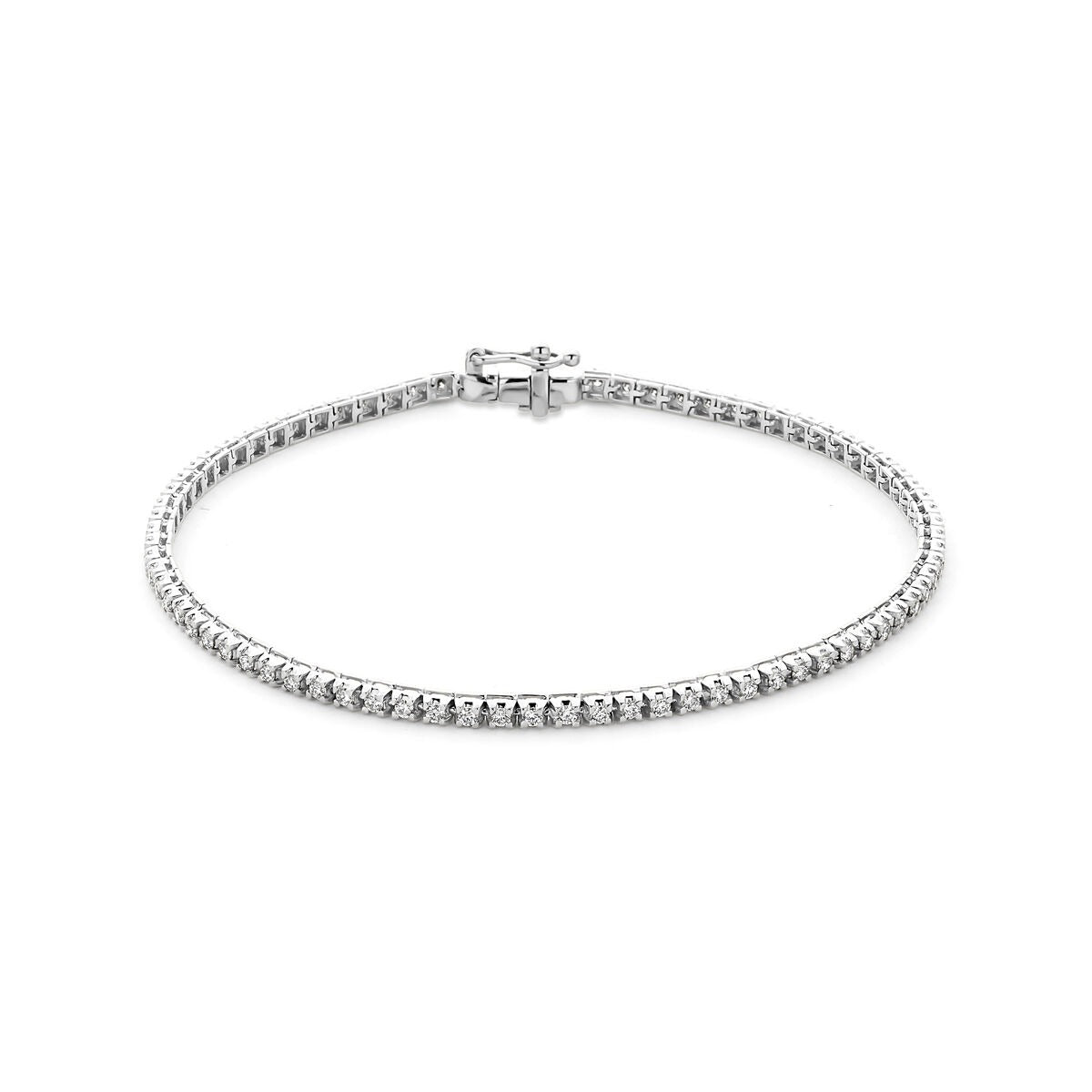 Zilveren tennis armband met lab grown diamanten, voorzien van een sluiting en een strakke, glanzende afwerking.