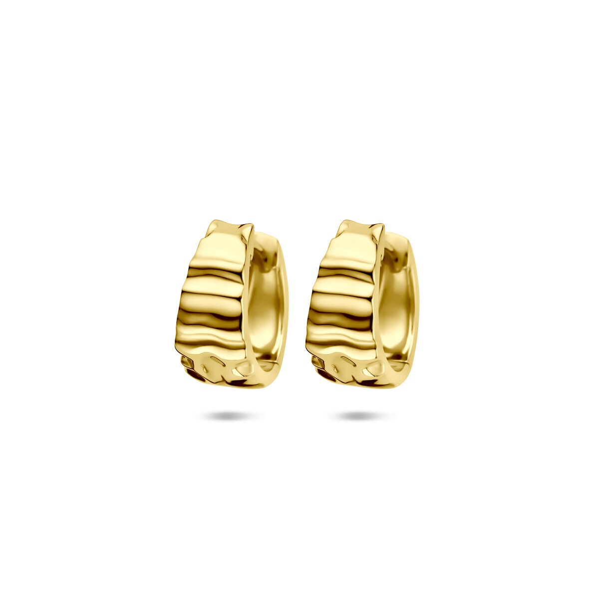 Vergulde zilveren klapoorringen met een golvende structuur, gemaakt van 925 zilver.