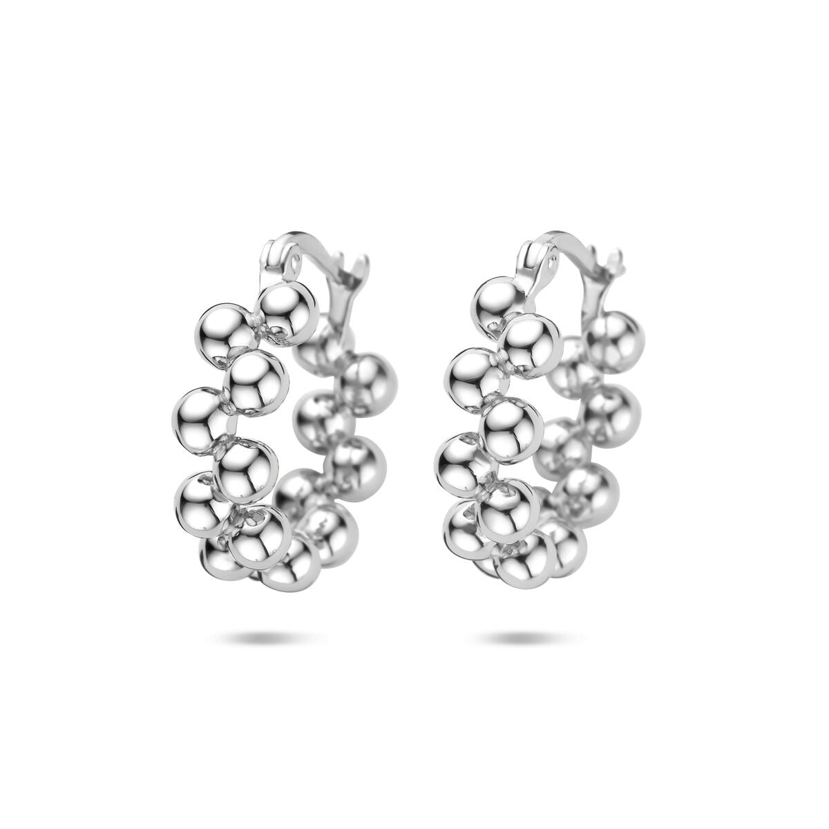 Orecchini alla creola in argento 925 rodiato con perle di diverse dimensioni.